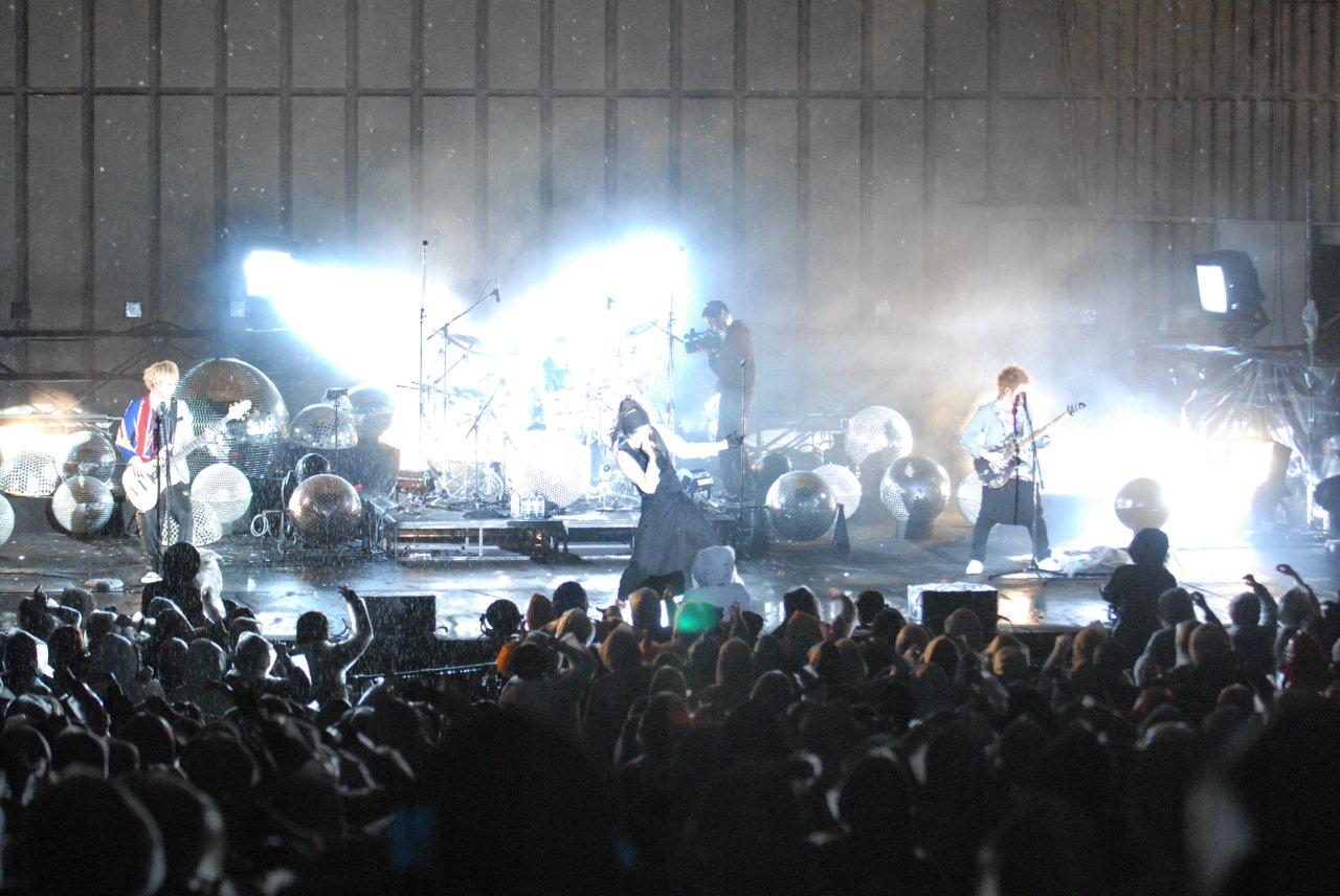 写真は全国ツアー「Chemical Parade」日比谷野外大音楽堂公演の模様。
