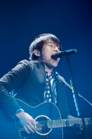 今週の人気の画像2位は「Mr.Childrenツアー再開、節電ライブで『かぞえうた』披露」より、桜井和寿（Vo, G）。