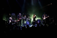 写真は4月3日に行われたOverTheDogsワンマンライブの様子。