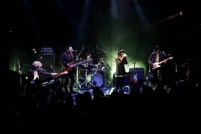 写真は4月3日に行われたOverTheDogsワンマンライブの様子。