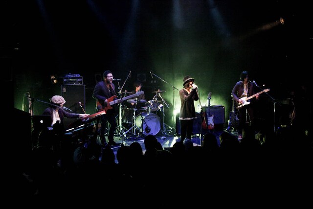 写真は4月3日に行われたOverTheDogsワンマンライブの様子。