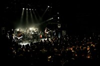 写真は4月3日に行われたOverTheDogsワンマンライブの様子。