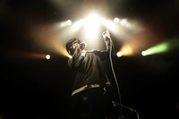 写真は4月3日に行われたOverTheDogsワンマンライブの様子。