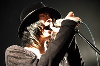 写真は4月3日に行われたOverTheDogsワンマンライブの様子。熱唱する恒吉豊（Vo）。