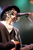 写真は4月3日に行われたOverTheDogsワンマンライブの様子。熱唱する恒吉豊（Vo）。