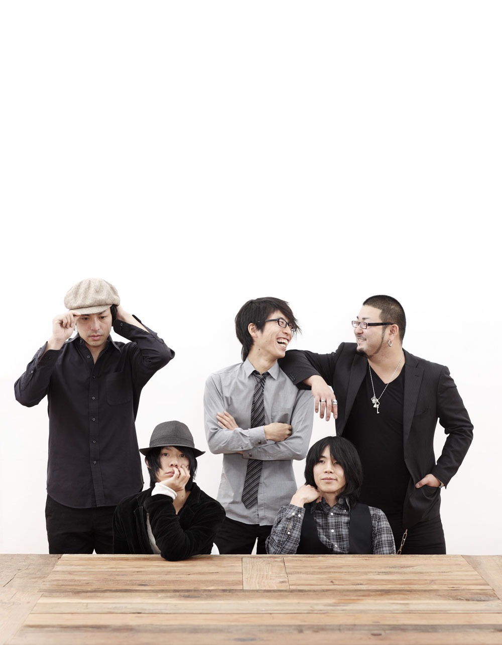 OverTheDogsアーティスト写真。写真左より星英二郎（Key）、恒吉豊（Vo）、田中直貴（Dr）、樋口三四郎（G）、佐藤大輝（B）。