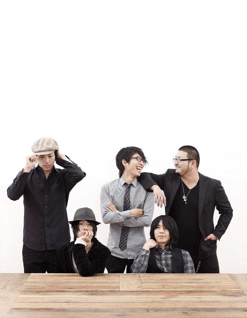 OverTheDogsアーティスト写真。写真左より星英二郎(Key)、恒吉豊(Vo)、田中直貴(Dr)、樋口三四郎(G)、佐藤大輝(B)。