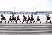 「誰かのせいにはしない」を披露する紅組。 (C)PYTHAGORAS PROMOTION