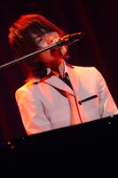 WEAVER初のホール公演では、大阪と東京で合計約3500人のファンがライブを楽しんだ。