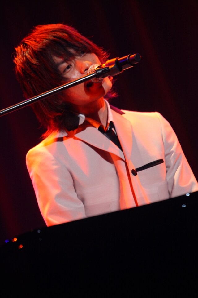 WEAVER初のホール公演では、大阪と東京で合計約3500人のファンがライブを楽しんだ。