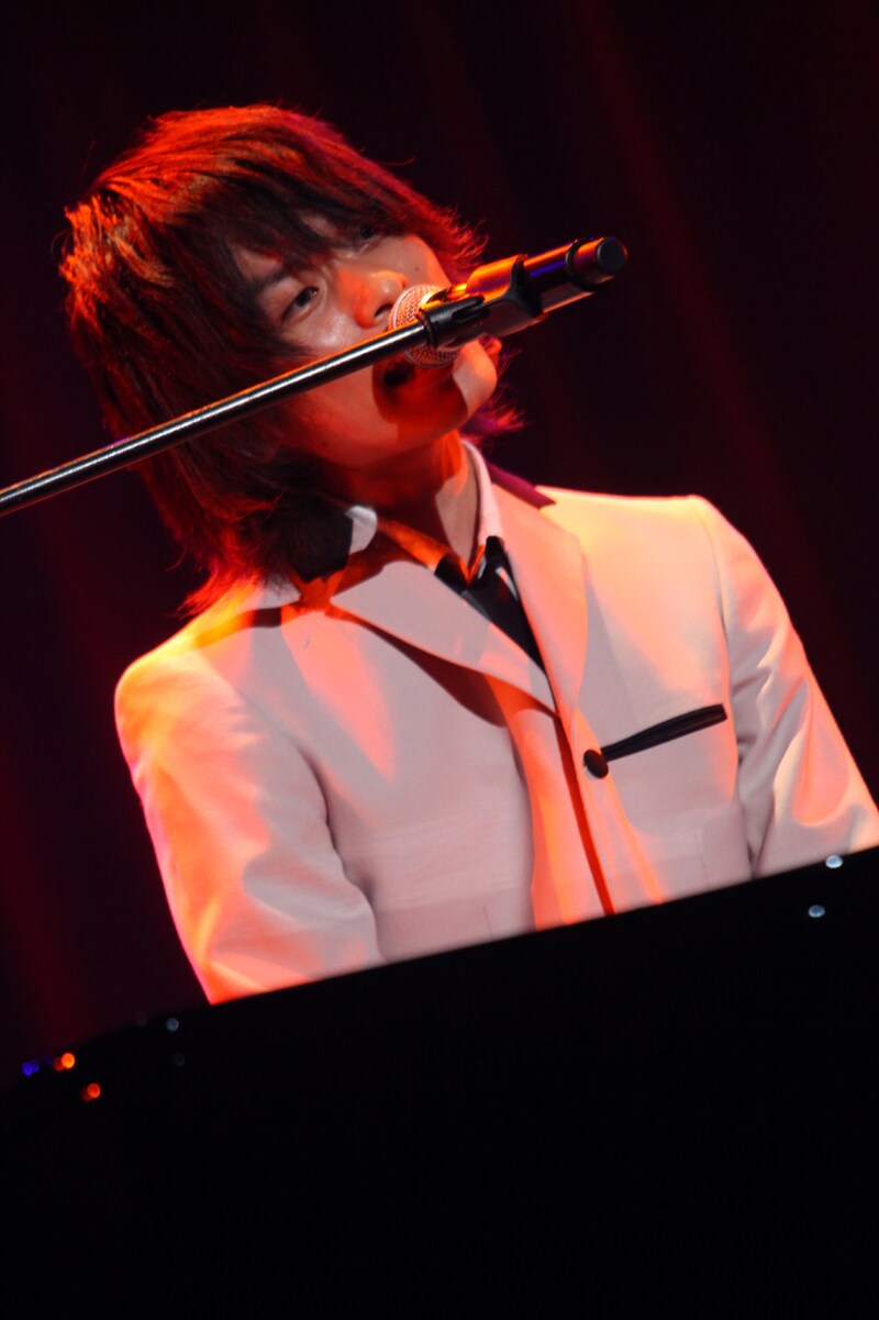 WEAVER初のホール公演では、大阪と東京で合計約3500人のファンがライブを楽しんだ。