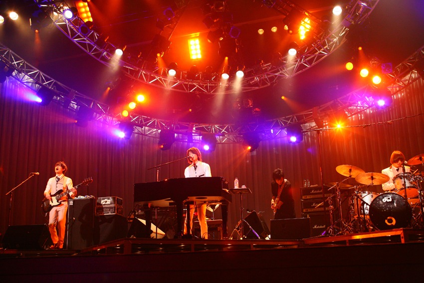 WEAVERはこの2公演で「“音楽”以外に僕達ができること」として会場内に募金箱を設置。2日間で寄せられた義援金は「アミューズ募金」より日本赤十字社を通じて東日本大震災被災地に寄付される。