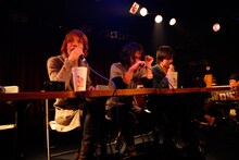 「RADIO DOES」生配信中の様子。（C）susie