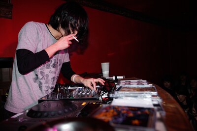 「CLUB ACME」でDJを務めるワタル。（C）susie