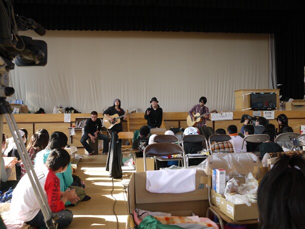 避難所で生活する人たちに歌でエールを送ったかりゆし58。この様子はフジテレビ系特別番組「めざましスペシャル めざましソングエイド」でオンエアされた。