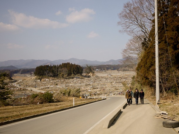 気仙沼の街を歩いて回ったかりゆし58の4人。
