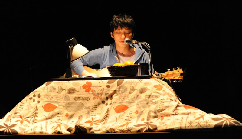 コタツで思春期の頃に作った歌を次々と披露した星野源（写真は4月4日公演の様子）。