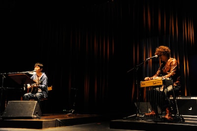 MCではお互いの髪質や髪型について盛り上がった星野源と高田漣。星野が中学時代に長髪だった過去が明かされると、会場はどよめいた（写真は4月4日公演の様子）。