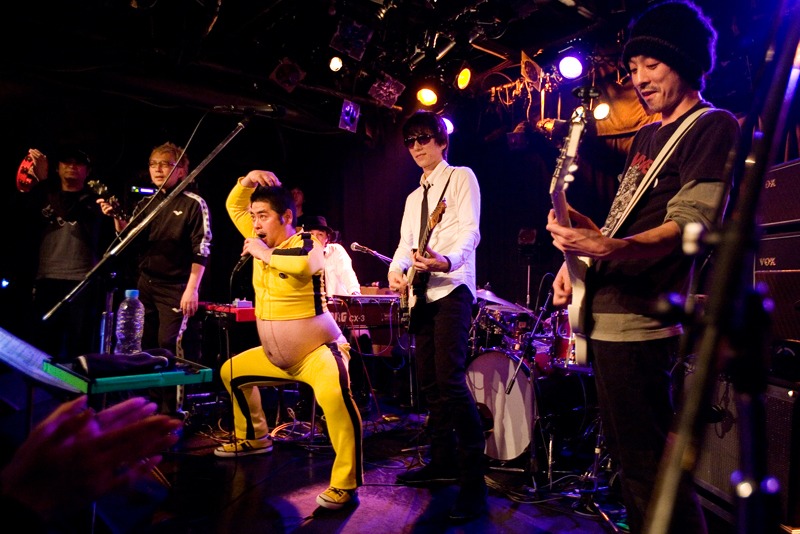 アンコールでの「いわきアンモナイト音頭」セッションの様子。写真左から小園（グループ魂）、箭内道彦（風とロック）、港カヲル（グループ魂）、七瀬ミチル、富澤タク、暴動（グループ魂）。（Photo by 森琢磨）