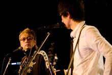 軽妙なトークを繰り広げる箭内道彦（写真左）と富澤タク（写真右）。（Photo by 森琢磨）