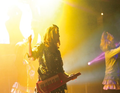 写真は「Aira Mitsuki LiVE TOUR 2011 『???』in LIQUIDROOM」DVDライブ映像より。