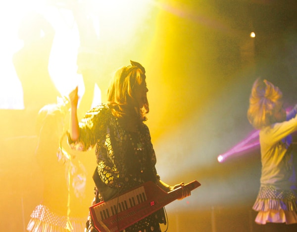 写真は「Aira Mitsuki LiVE TOUR 2011 『???』in LIQUIDROOM」DVDライブ映像より。