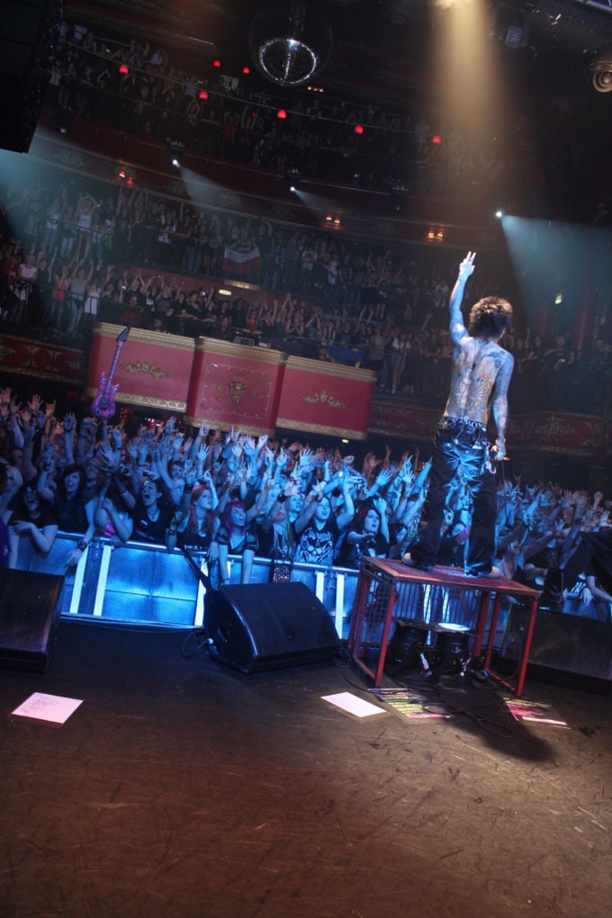 写真は2010年に行われたロンドン公演の様子。