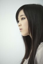 透明感のある“イノセントボイス”が話題の佐藤史果。彼女は吉田良一郎（吉田兄弟）に弟子入りし津軽三味線を習っているという意外な一面も持つ。