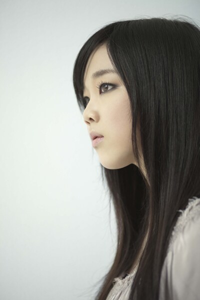 透明感のある“イノセントボイス”が話題の佐藤史果。彼女は吉田良一郎（吉田兄弟）に弟子入りし津軽三味線を習っているという意外な一面も持つ。