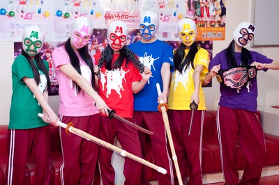 写真は中野サンプラザ公演直前に行われた囲み取材の模様。百田（左から3番目）は「この格好自体が私たち、これが私たちの素顔なので」、早見（左から4番目）は「むしろいつものほうが上にかぶせてる感じなんで」とそれぞれコメントした。