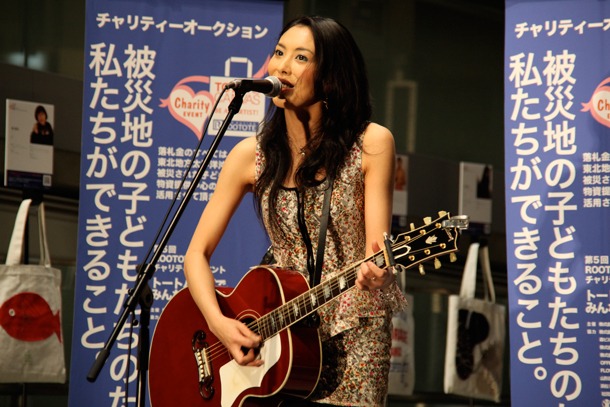 写真はチャリティライブの様子。