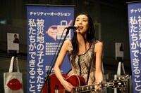 写真はチャリティライブの様子。