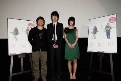 舞台挨拶に登場した橋本愛、山崎賢人、三木孝浩監督（写真右から）。