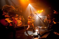 写真は4月7日に東京・SHIBUYA BOXXで行われた1st Maxi Single「カートニアゴ」リリース記念ライブの様子。