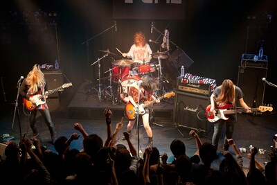 写真は4月7日に東京・SHIBUYA BOXXで行われた、1stマキシシングル「カートニアゴ」リリース記念ライブの様子。