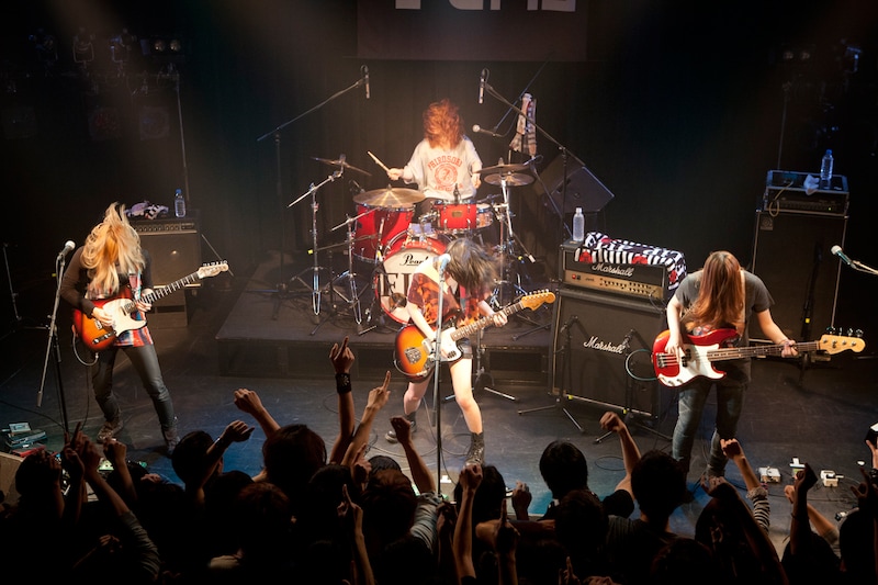 写真は4月7日に東京・SHIBUYA BOXXで行われた、1stマキシシングル「カートニアゴ」リリース記念ライブの様子。