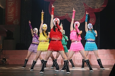 第1部「ももクロ☆オールスターズ2011」冒頭、マスク姿で「ピンキージョーンズ」を熱唱するももいろクローバーの6人。