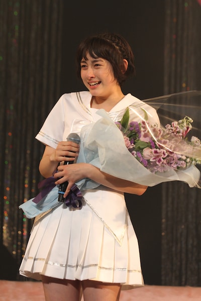 第2部「早見あかりFINAL そして…」より。花束を受け取る早見あかり。