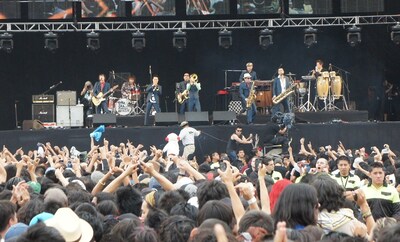 「Vive Latino」のステージで演奏する東京スカパラダイスオーケストラ。