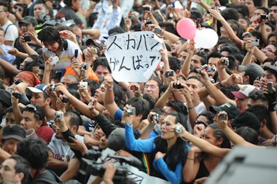 日本語のメッセージを掲げるオーディエンスの姿も。