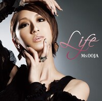写真は2ndシングル「Life」ジャケット。