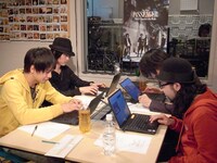 真剣な表情でファンからの書き込みを読むメンバーたち。