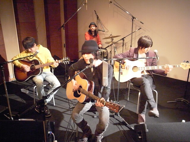 写真はアコースティックライブの模様。