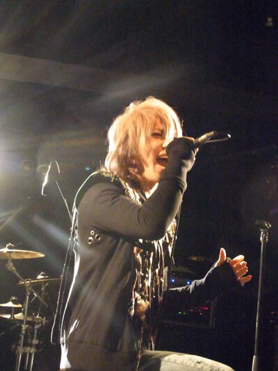 ツアー初日のステージで熱唱する武瑠（Vo）。