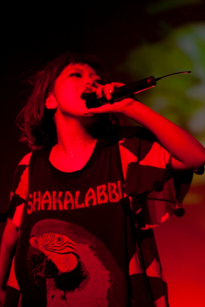 写真は4月10日の新木場STUDIO COAST公演でのUKI。