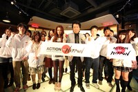 参加者と記念撮影する高橋ジョージと真崎ゆか。