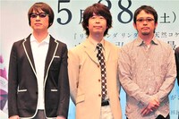 写真左よりYO-KING、桜井秀俊、奥田民生。