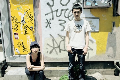 KETTLESのオカヤス（Dr, Vo / 写真左）、コイケ（Vo, G / 写真右）。