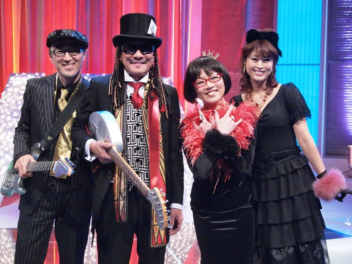 写真は「MUSIC FAIR」収録現場より、B.B.クィーンズのオフショット。