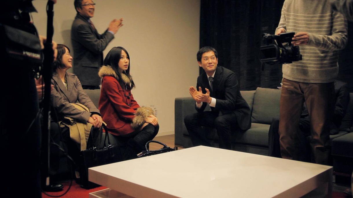 映画「きっかけはYOU!」ではマネージャーや制作担当などのスタッフを役者が演じている。